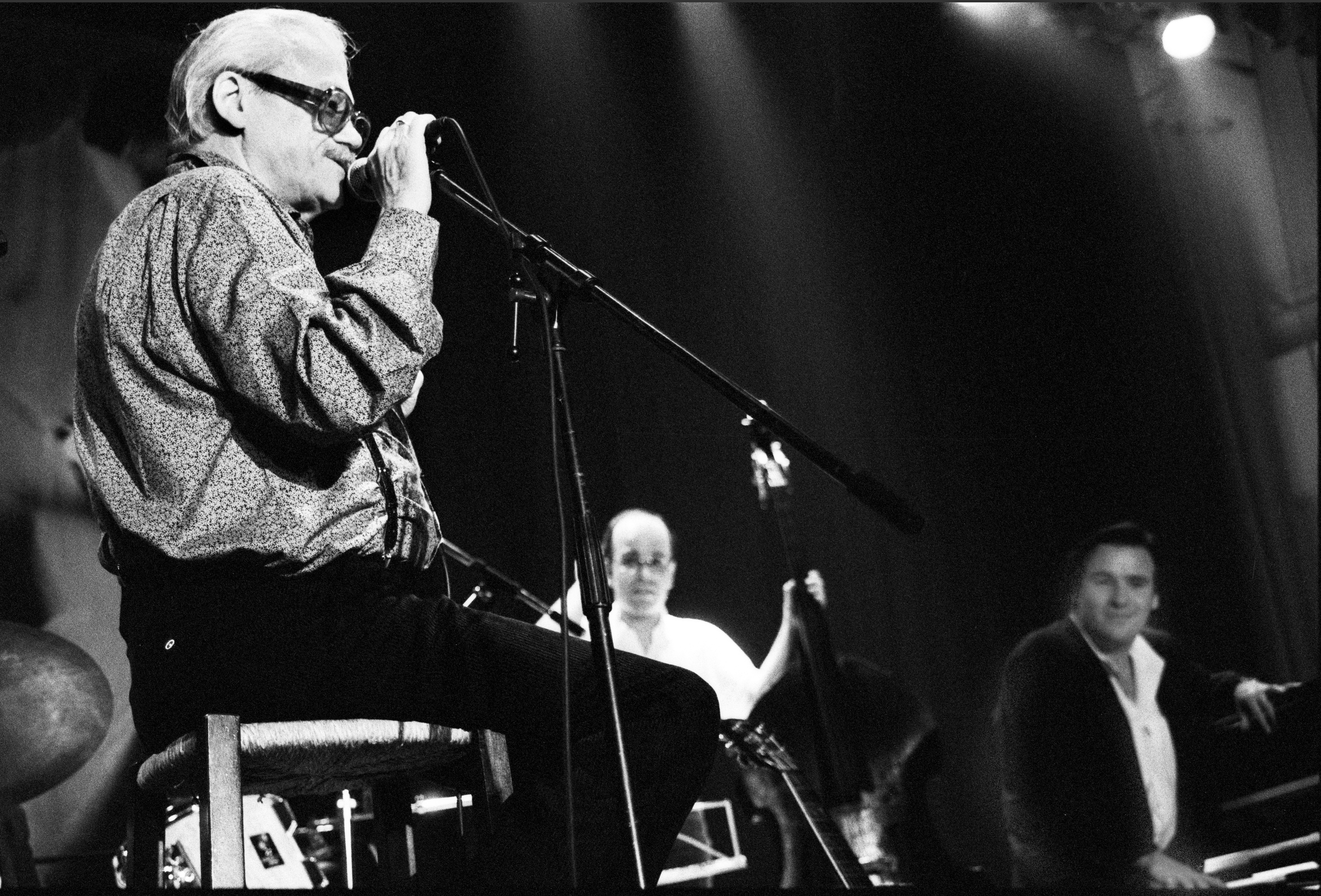 12 mars 1989. Cully Lavaux Jazz Festival sous la tente. Toots Thielemans ( harmonica ) Ivor Malherbe ( basse ) Thierry Lang ( piano ). © Gérald Bosshard